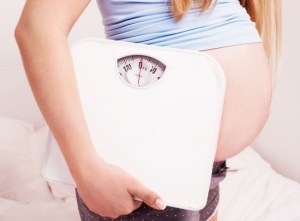 Женщина с животом и весы