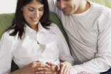 мужчина и женщина радуются беременности